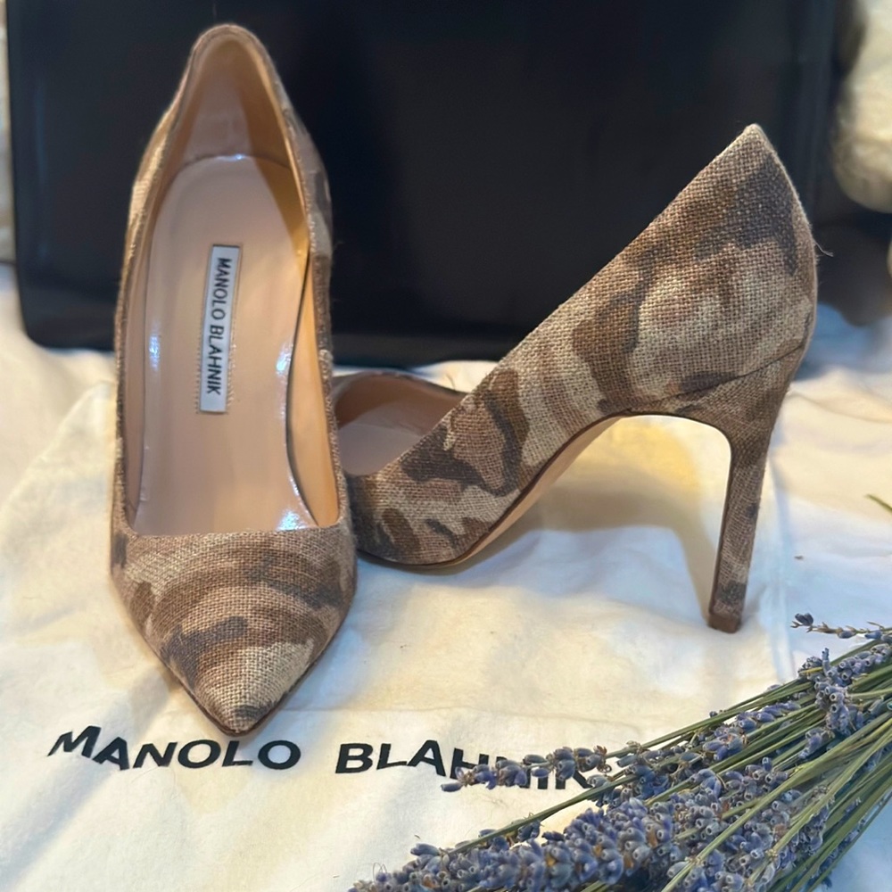 MANOLO BLAHNIK camo pumps